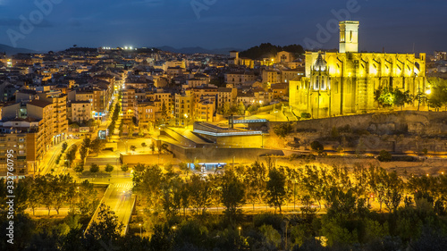 Paisaje urbano de la ciudad de Manresa al anochecer (Cataluña, España).