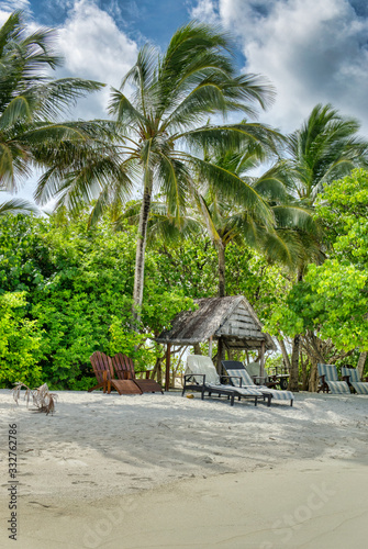 Hütte auf einer Insel auf den Malediven mit Palmen