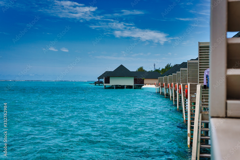 Wasservilla auf den Malediven mit blauem Himmel