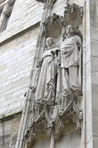 Les dames en statues qui ce trouve a la sortie gauche de la cathédrale notre dame de Rouen en Normandie.