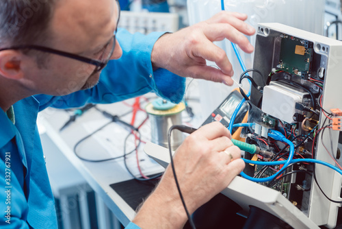 Fotografi Electronics engineer troubleshooting defects in a hardware product