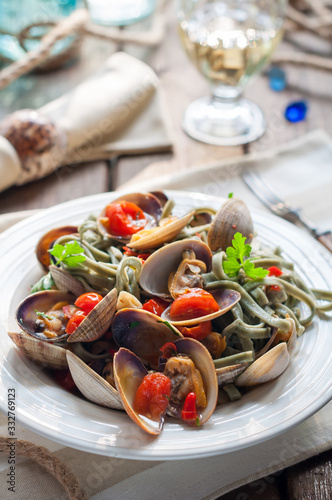 Spirulina Linguine Pasta with Clams and Cherry Tomatoes