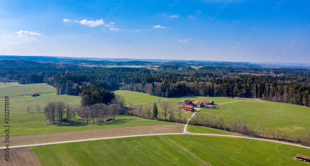 Luftaufnahme: Bayrische Landschaft im Frühling Luftaufnahme: Bayrische Landschaft im Frühling