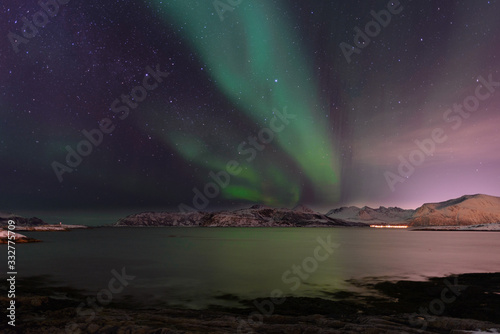 Aurora boreal sobre Sommarøy en la isla de Kvaløy, norte de Noruega en el mes de febrero © gurb101088