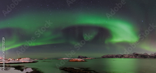 Aurora boreal sobre Sommar  y en la isla de Kval  y  norte de Noruega en el mes de febrero