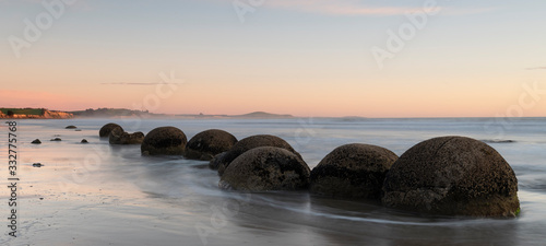 Foto Moeraki Boulders at sunrise with a colourful sky, New Zealand