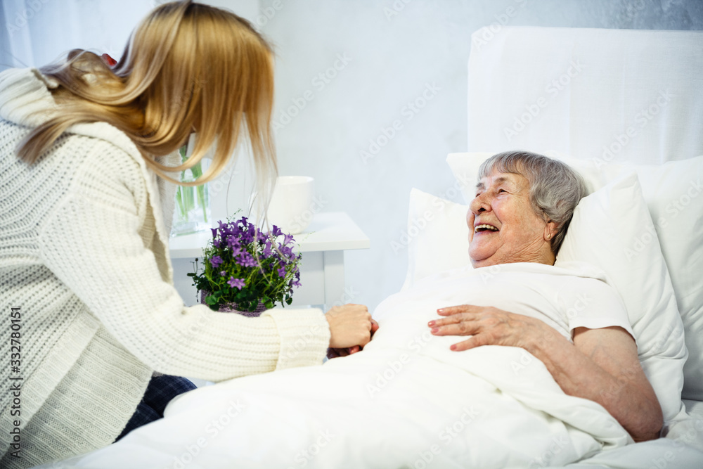 Obraz premium healthcare in hospital concept. daughter visiting old lady in hospital