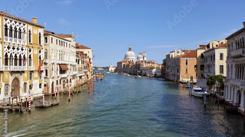 Blick auf das Wasser des Canal Grande, Venedig © Andiweli