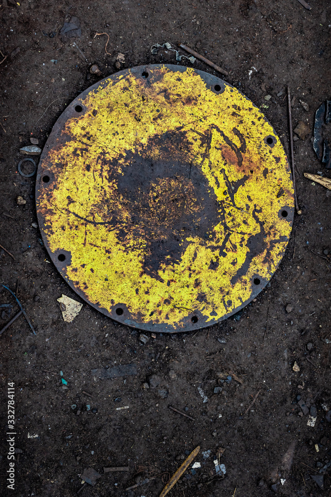 placa metalica redonda de color amarillo oxidado
