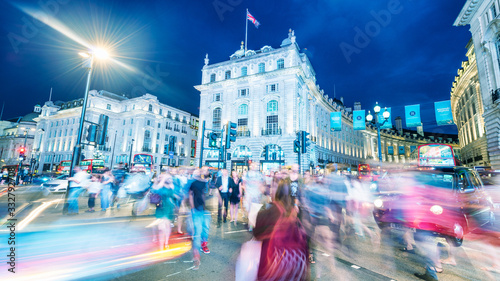 Photo LONDON - JULY 3, 2015: Piccadilly Circus and Regent Street traffic with tourists at night