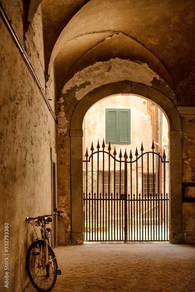 Obraz premium View underneath building and through to courtyard