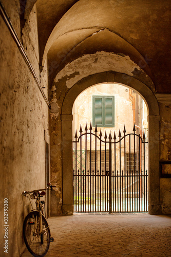 View underneath building and through to courtyard © Steve Lovegrove