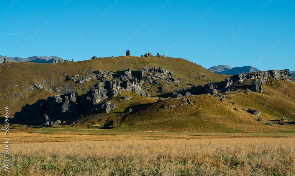 Obraz premium Rock formations in a valley at Arthur's Pass New Zealand