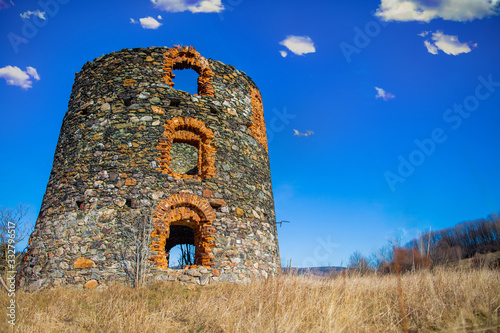 Ruiny wiatraka holenderskiego, stary wiatrak holenderski, cegła , kamień 