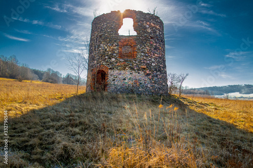 Ruiny wiatraka holenderskiego, stary wiatrak holenderski, cegła , kamień 