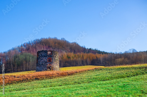 Ruiny wiatraka holenderskiego, stary wiatrak holenderski, cegła , kamień 