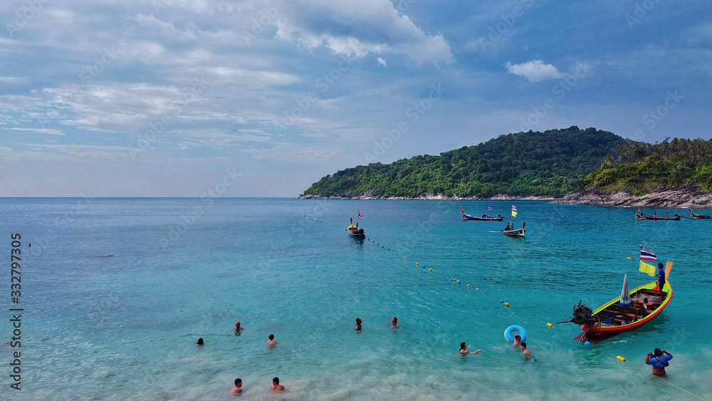 Obraz premium PHI PHI DON, THAILAND - DECEMBER 2019: Aerial view of beach and tourists