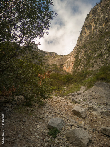 sendero amplio en la sierra.