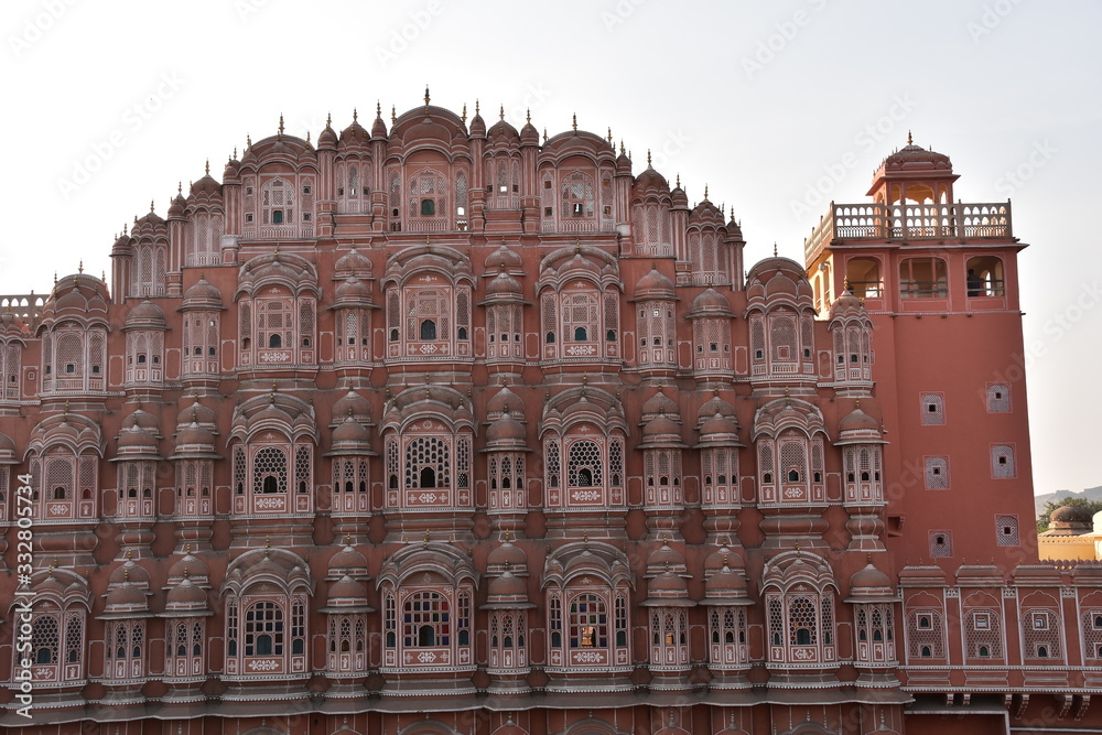インドのラジャスタン州のジャイプル
ピンクシティーのジャイプル
ハワ・マハルと呼ばれる、風の宮殿
美しい建築物とテラスと装飾