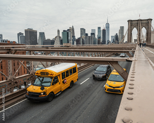 Taxi und Schulbus auf Brooklyn Bridge © Awesome Pixel