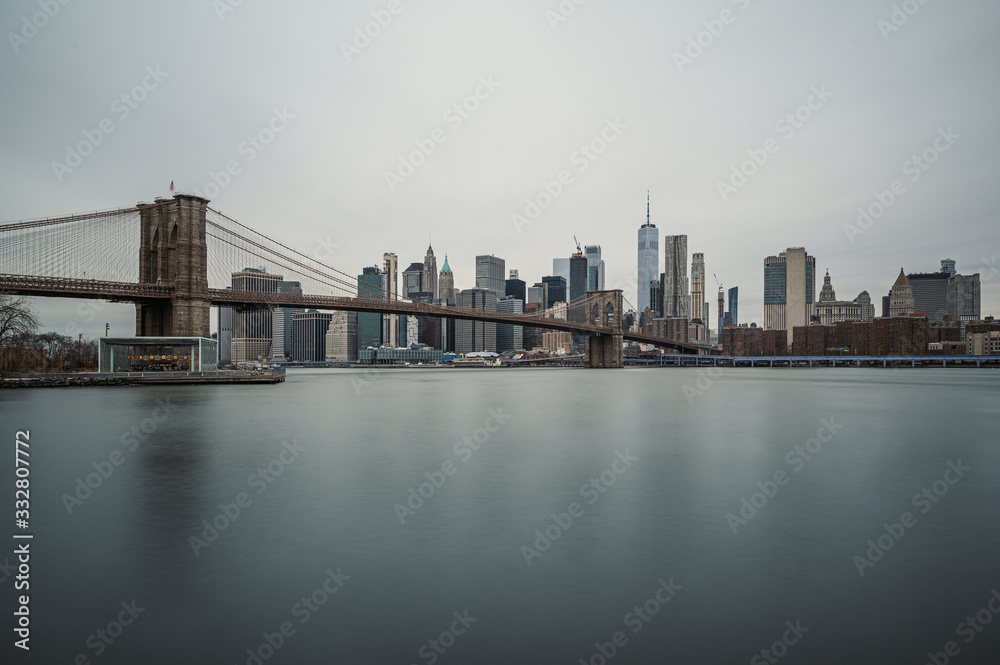 Brooklyn Bridge und New York Panorama am Tag