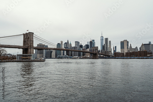 Brooklyn Bridge und New York Panorama am Tag © Awesome Pixel
