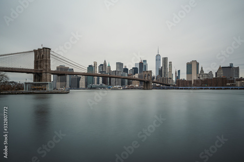 Brooklyn Bridge und New York Panorama am Tag © Awesome Pixel
