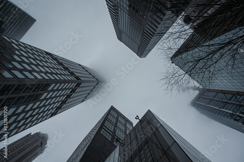 Hochhäuse in Wolken in New York bei schlechtem Wetter