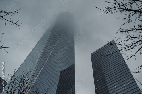 Hochhaus in Wolken in New York