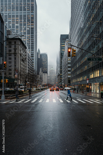 Fußgängerüberweg in New York bei schlechtem Wetter