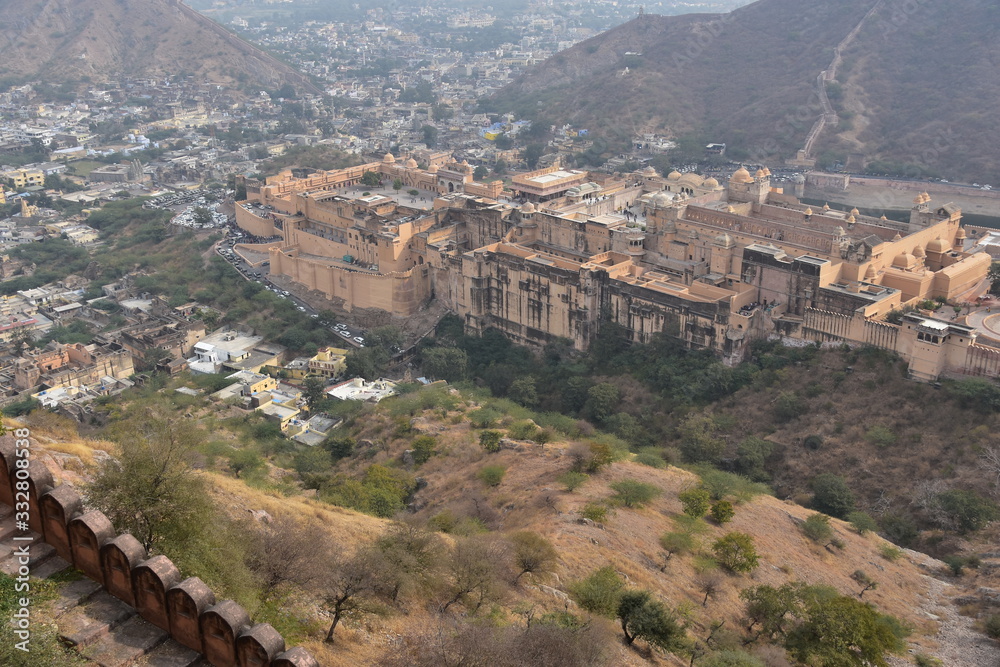 インドのラジャスタン州のジャイプル
ジャイガル要塞から見た、
世界遺産のアンベール城と周辺の街並み
レンガ造りの巨大で美しいお城