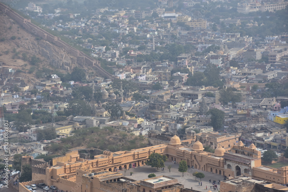 インドのラジャスタン州のジャイプル
ジャイガル要塞から見た、
世界遺産のアンベール城と周辺の街並み
レンガ造りの巨大で美しいお城