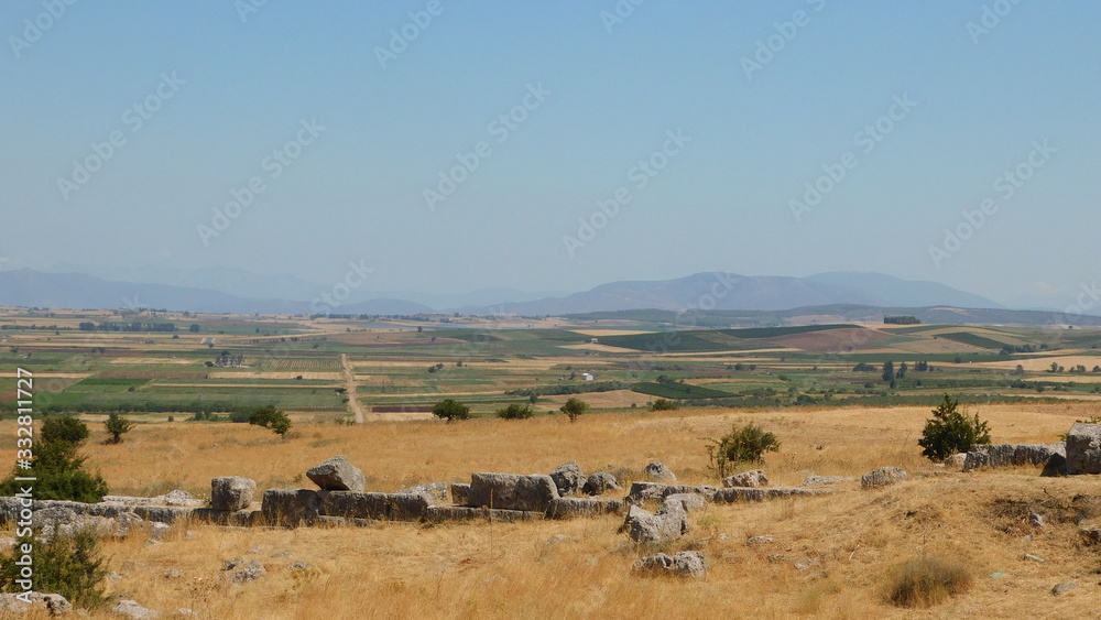 Obraz premium View of the battlefield of the famous battle of Plataea, on 479 BC, where the Greeks defeated the Persians, and ruins of the ancient city, in Boeotia, Greece