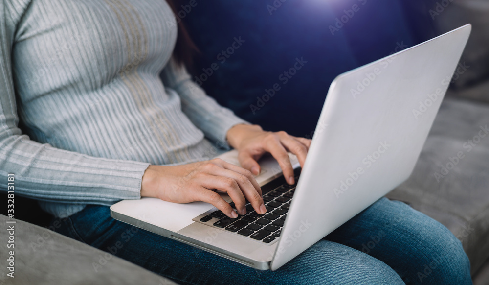 Naklejka premium Woman hands is typing on a laptop