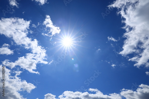 まぶしい太陽と雲