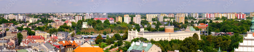 Obraz premium Lublin, Polska - Panoramiczny widok na centrum miasta z murami obronnymi i romańską twierdzą średniowiecznej twierdzy królewskiej Zamku Lubelskiego w historycznej dzielnicy Starego Miasta