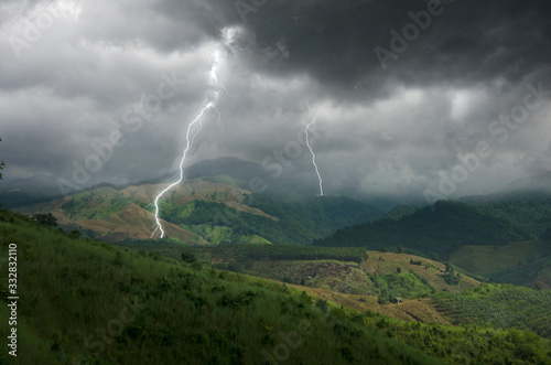 Foto Scary lightening and clouds over mountains in monsoon season