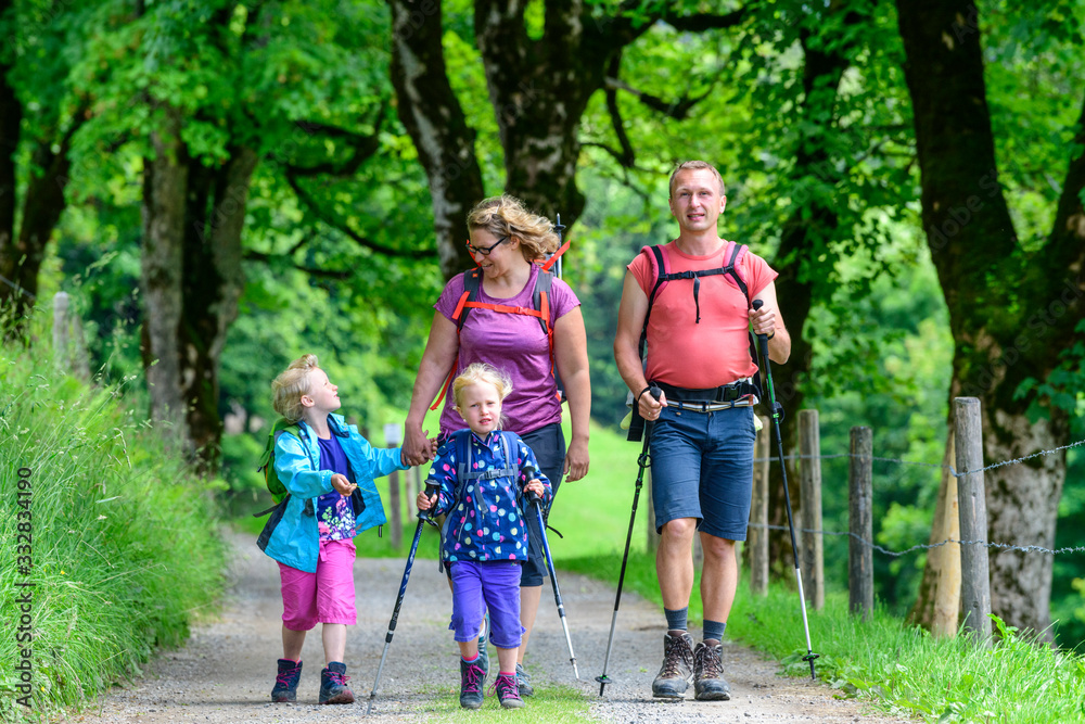Wandern mit der Familie in idyllischer Landschaft Wandern mit der Familie in idyllischer Landschaft