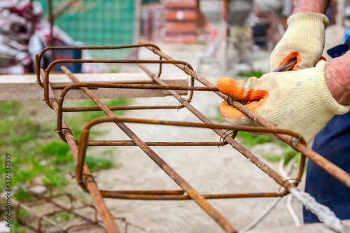 Canvas-taulu Construction worker binding rebar for reinforce concrete column at the building site