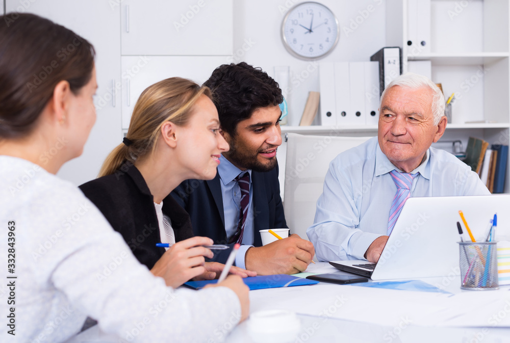 Obraz premium Colleagues are working together at computer
