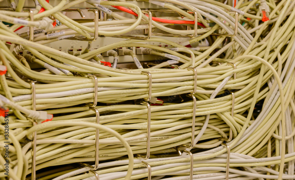 Netzwerk Switch und Netzwerkkabel RJ45 Patchkabel in einem Rechenzentrum Netzwerk Switch und Netzwerkkabel RJ45 Patchkabel in einem Rechenzentrum