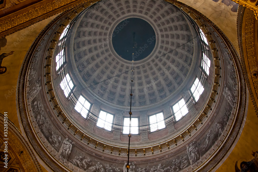 Obraz premium Inside the cathedral. View of the ceiling dome
