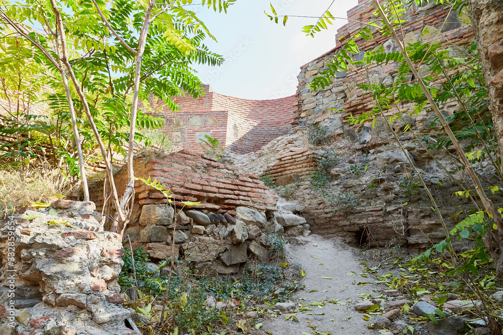 Obraz premium Ancient ruins of fortress on a high mountain