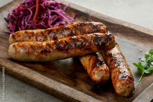 Foto grilled sausages with Cole slaw salad