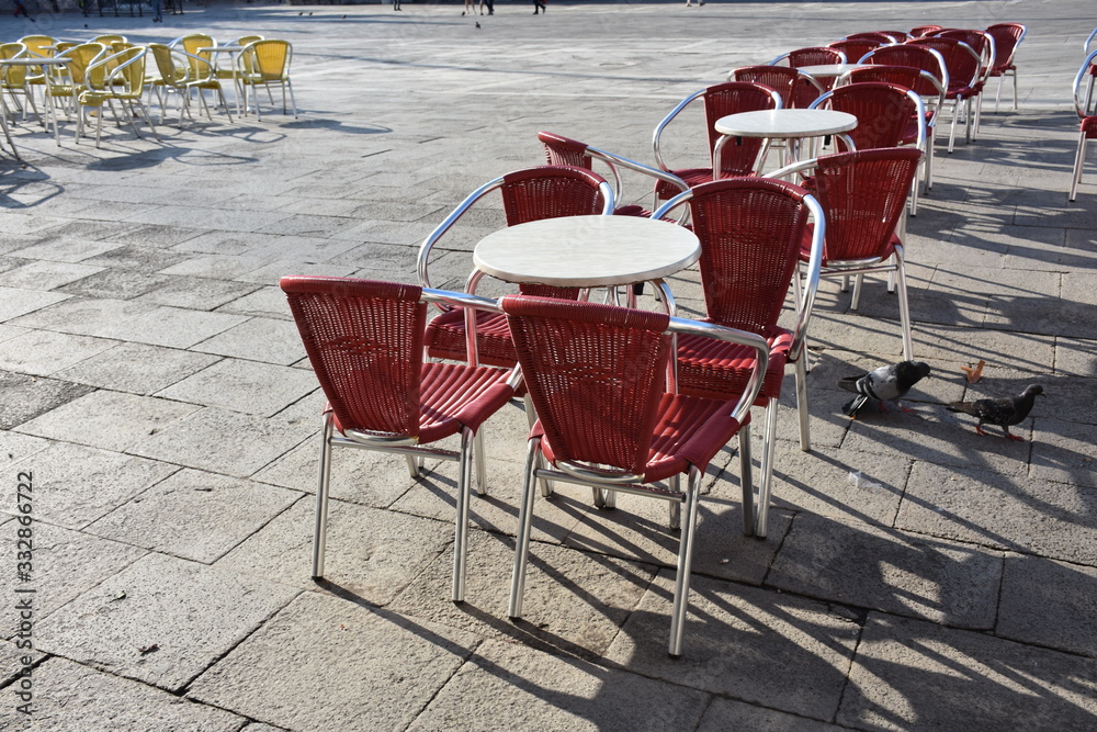 Venezia piazza san marco tipico bar con tavolini e sedie rosse