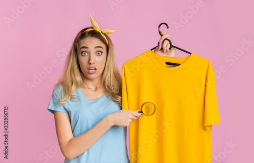 фотографія Removing stains from clothing concept. Housewife with magnifier