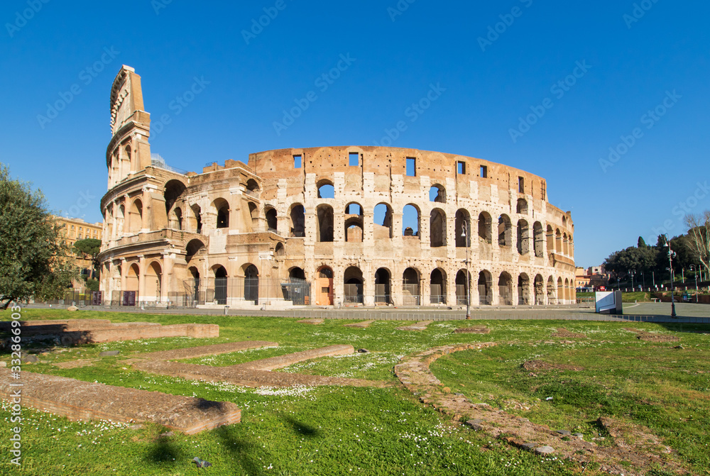 Following the coronavirus outbreak, the italian Government has decided for a massive curfew, leaving even the Old Town, usually crowded, completely deserted. Here in particular the Colosseum