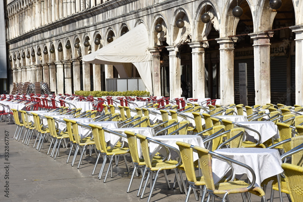Venezia piazza san marco bar con tavolini e sedie 