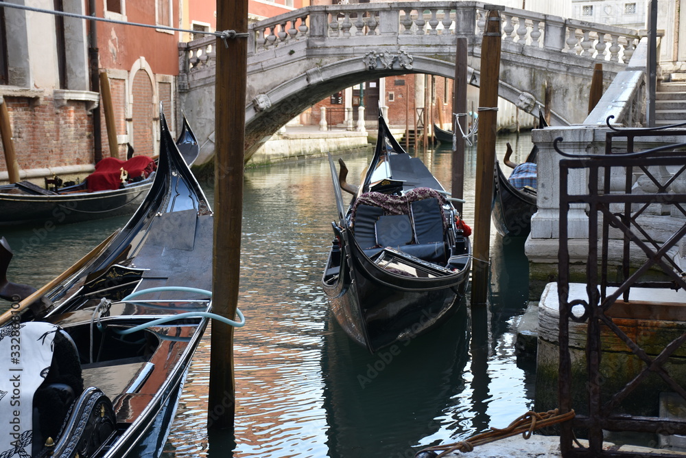 Venezia canal grande gondola in riva 