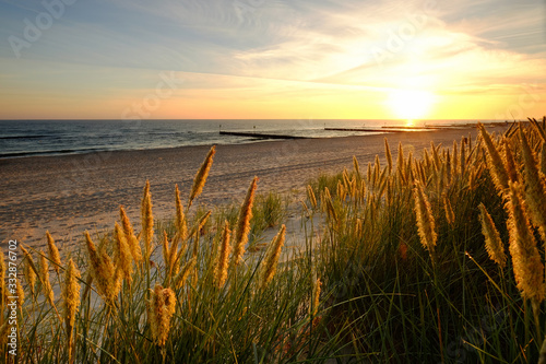 Morze Bałtyckie,wydmy na piaszczystej plaży w Kołobrzegu o wschodzie słońca.